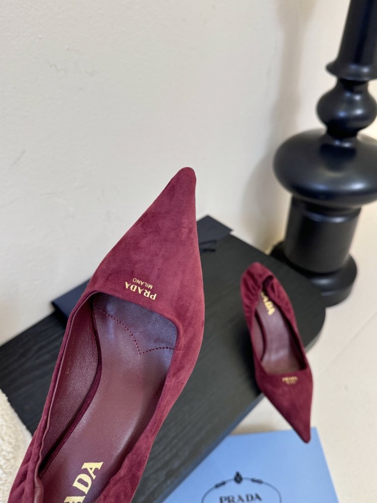 Туфлі жіночі замшеві на підборах з гострим носком човники з логотипом фото 6