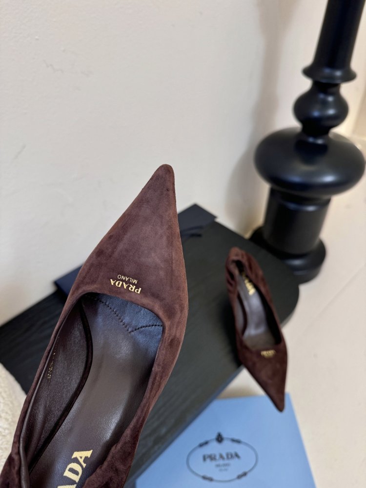 Туфли женские замшевые на каблуке с острым носком лодочки с логотипом фото 6