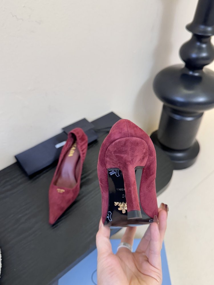 Туфлі жіночі замшеві на підборах з гострим носком човники з логотипом фото 7