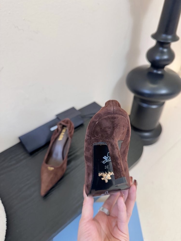 Туфли женские замшевые на каблуке с острым носком лодочки с логотипом фото 7