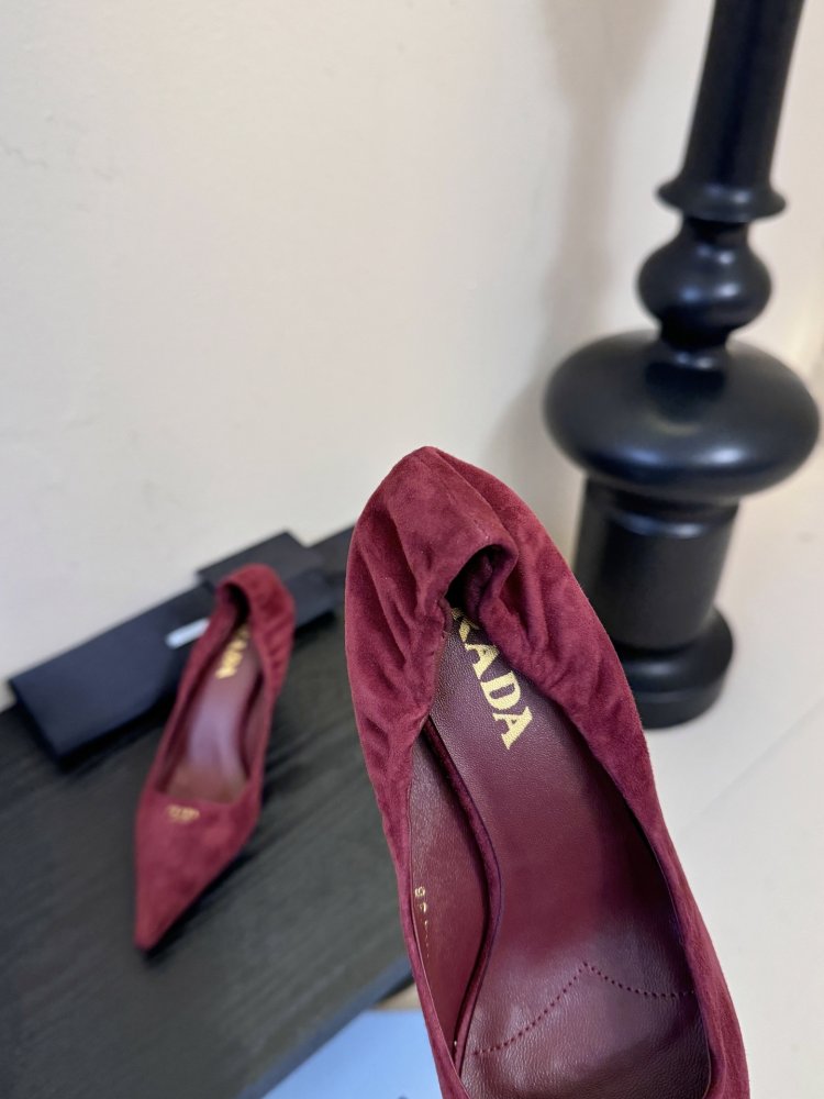 Туфлі жіночі замшеві на підборах з гострим носком човники з логотипом фото 8