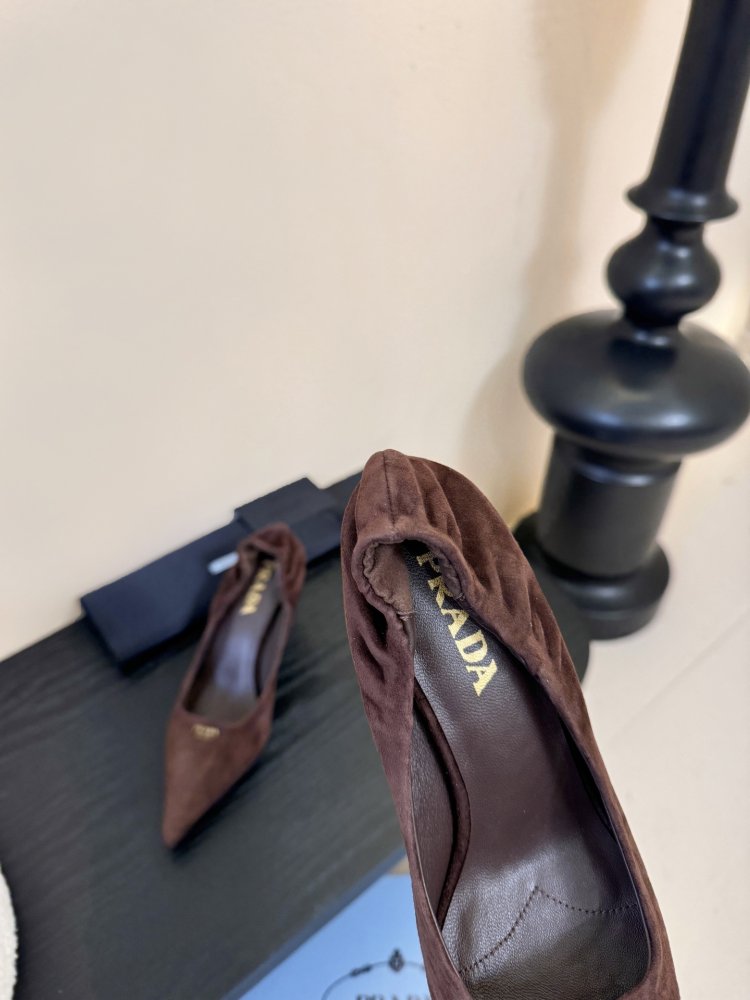 Туфли женские замшевые на каблуке с острым носком лодочки с логотипом фото 8