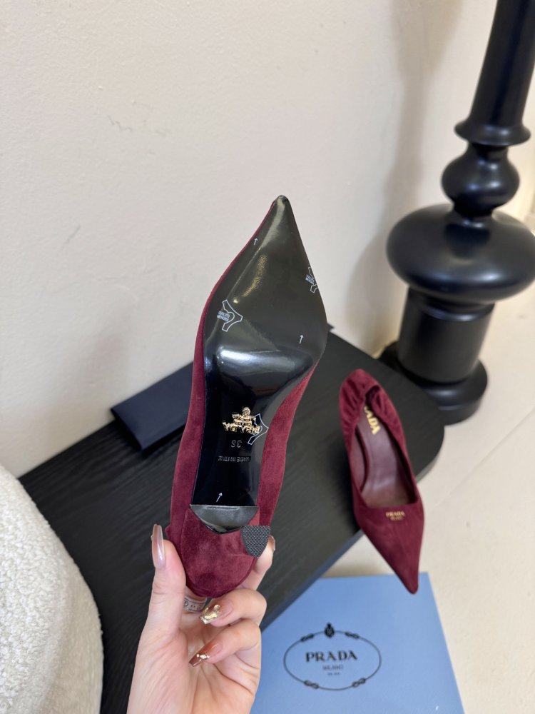 Туфлі жіночі замшеві на підборах з гострим носком човники з логотипом фото 9