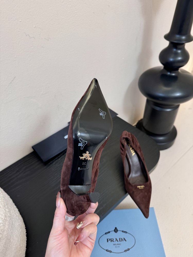 Туфли женские замшевые на каблуке с острым носком лодочки с логотипом фото 9