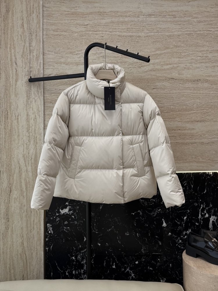 Укороченный пуховик с воротником стойкой и длинными рукавами