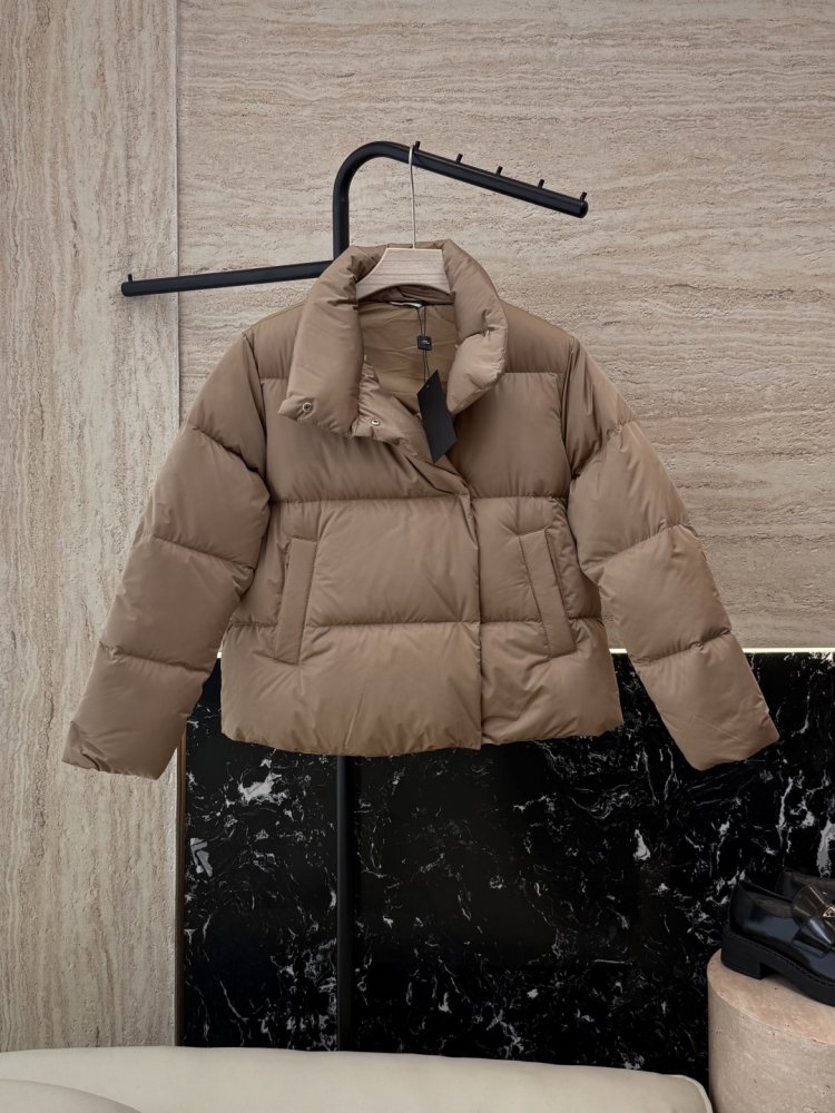 Укороченный пуховик с воротником стойкой и длинными рукавами