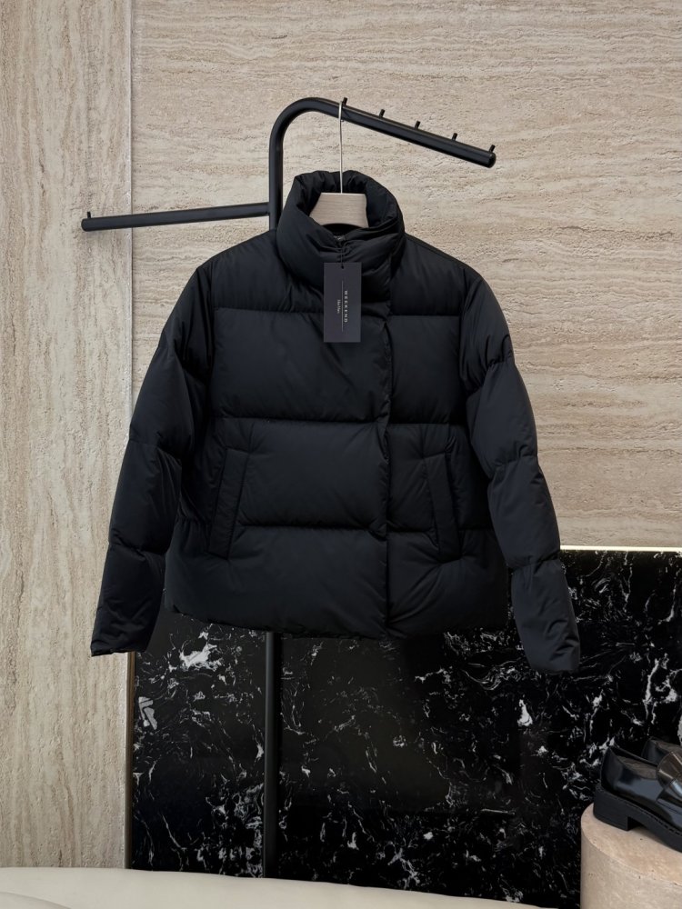 Укороченный пуховик с воротником стойкой и длинными рукавами