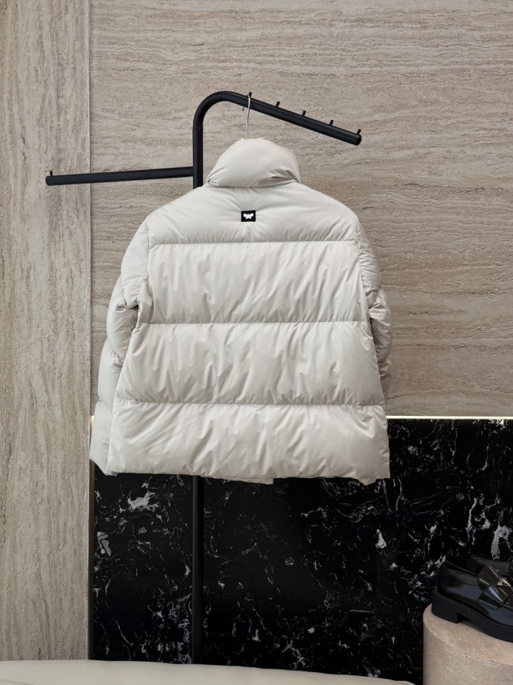 Укороченный пуховик с воротником стойкой и длинными рукавами фото 2