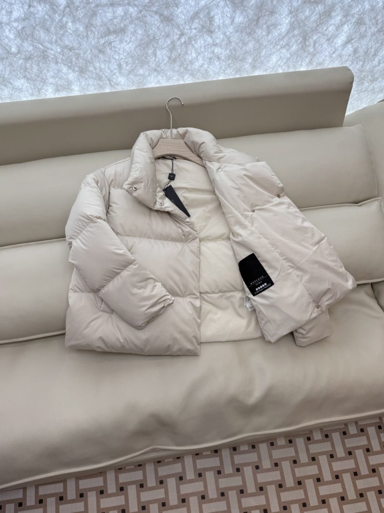 Укороченный пуховик с воротником стойкой и длинными рукавами фото 4