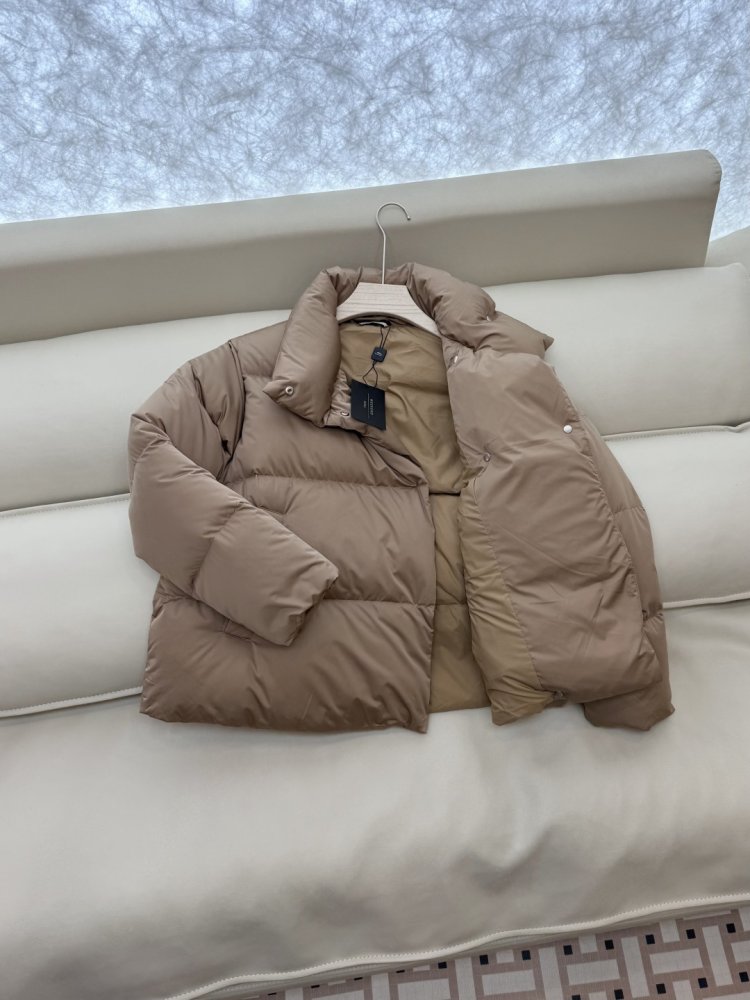 Укороченный пуховик с воротником стойкой и длинными рукавами фото 4