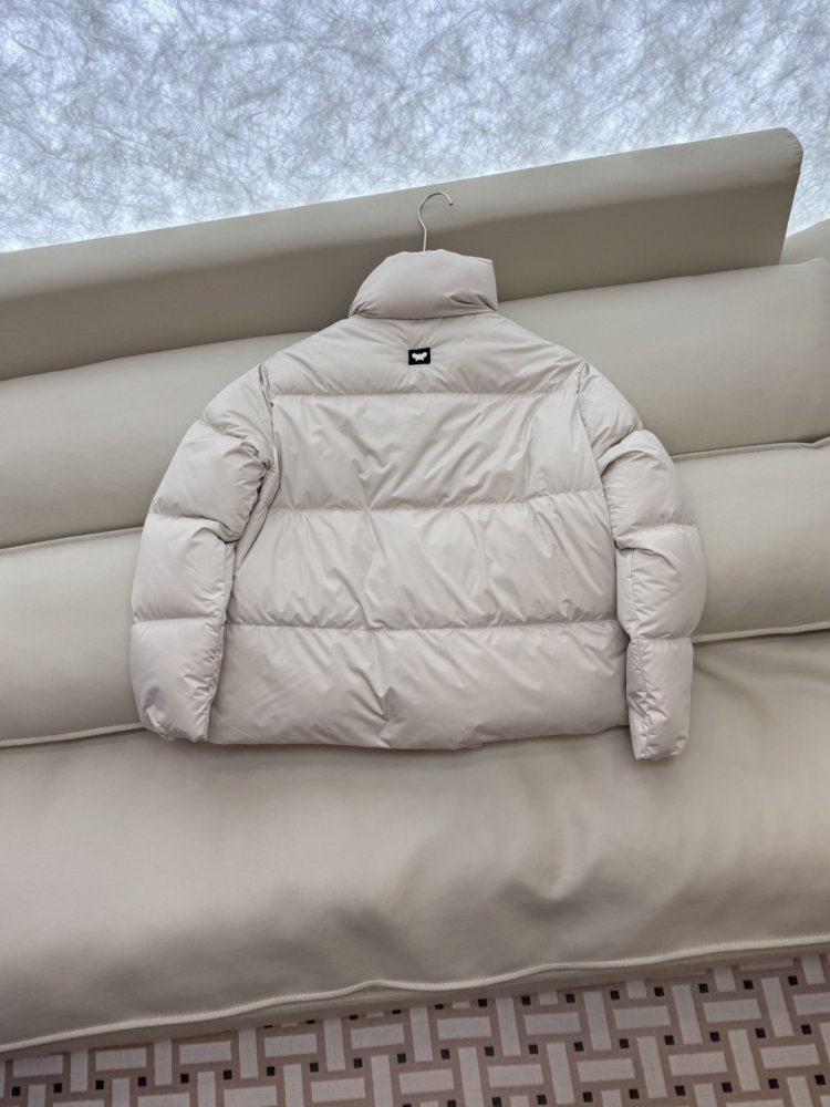 Укороченный пуховик с воротником стойкой и длинными рукавами фото 5