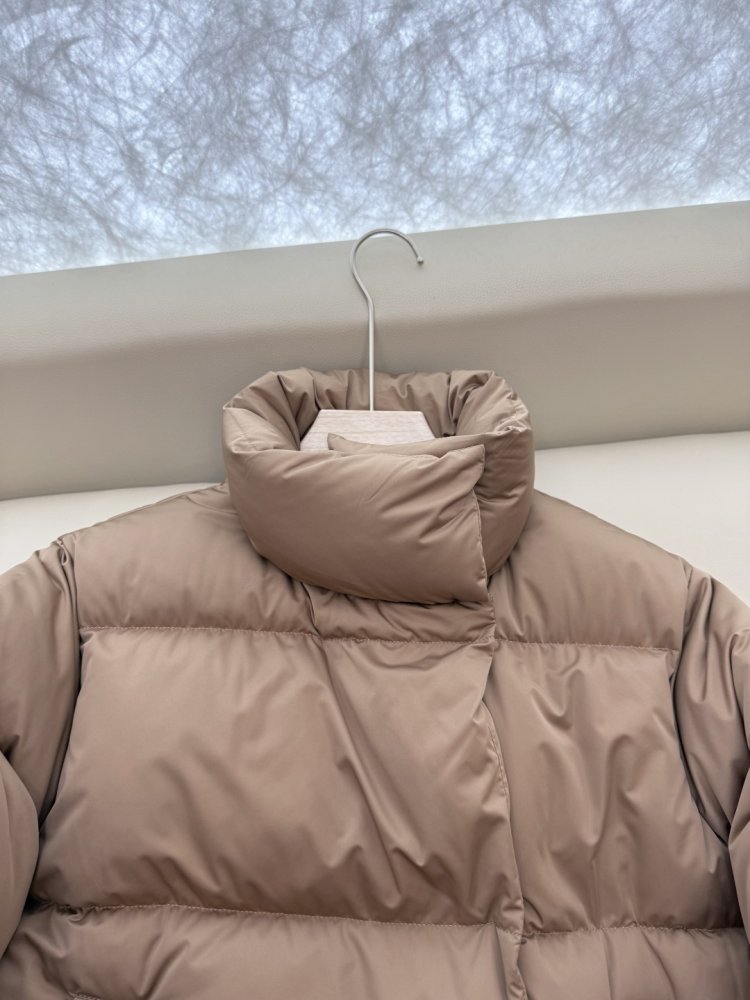 Укороченный пуховик с воротником стойкой и длинными рукавами фото 8