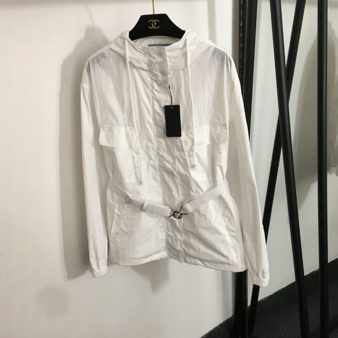 Вітровка з довгими рукавами і капюшоном