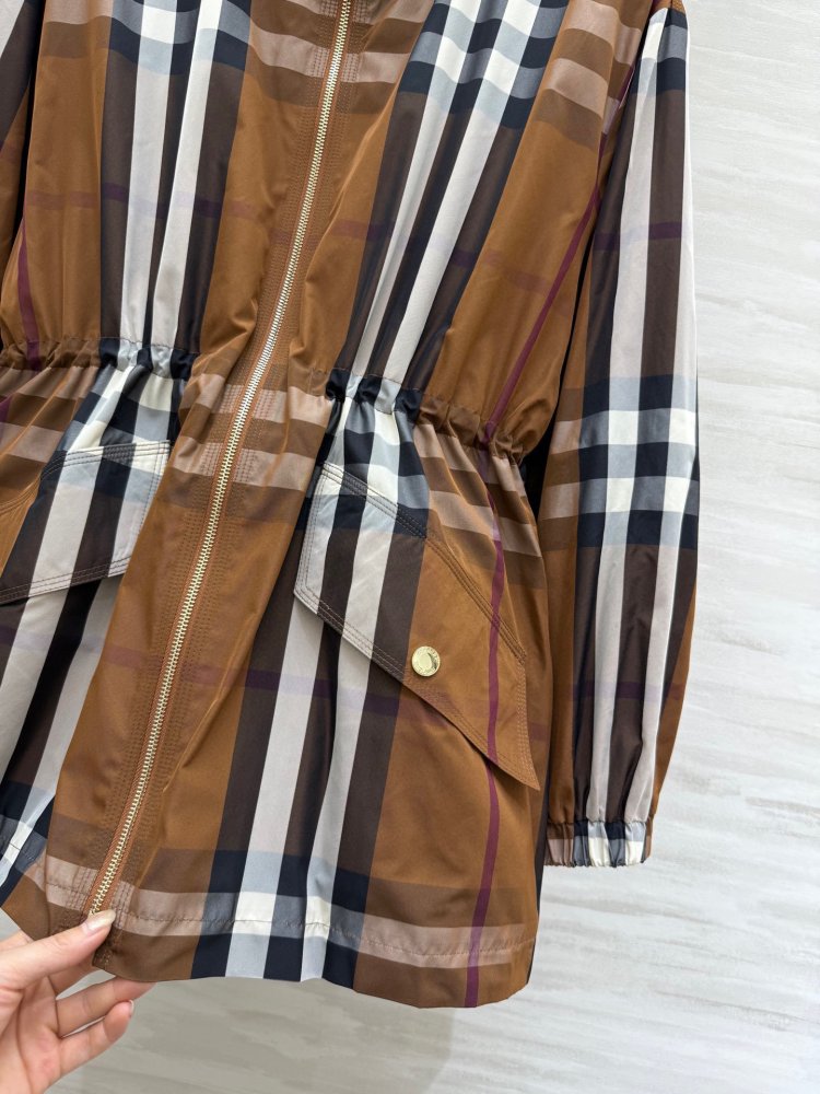 Ветровка с капюшоном фото 3