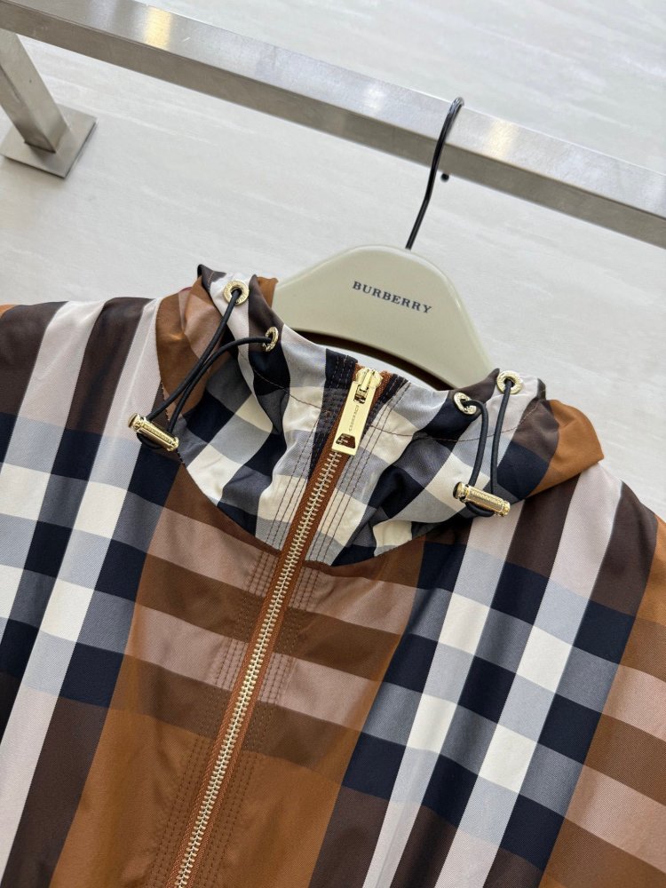 Ветровка с капюшоном фото 4