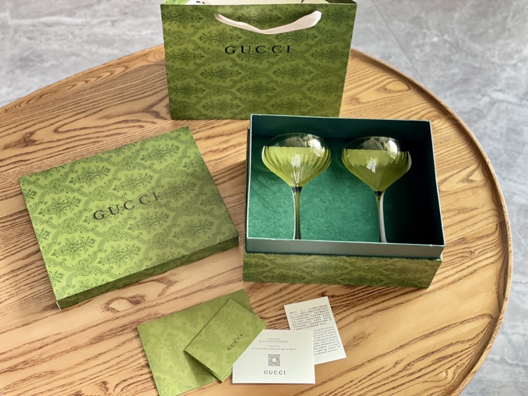 Винтажные зеленые бокалы