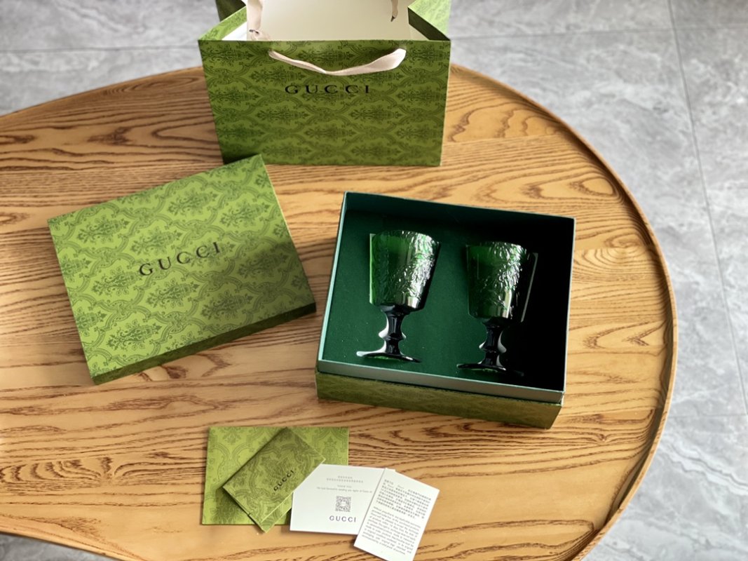 Винтажные зеленые бокалы