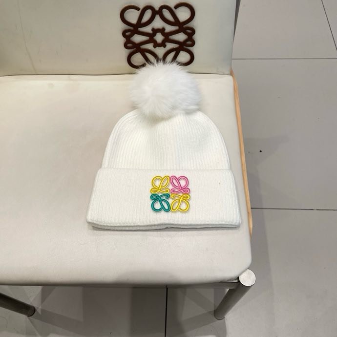 Вязаная шапка с лисьим мехом