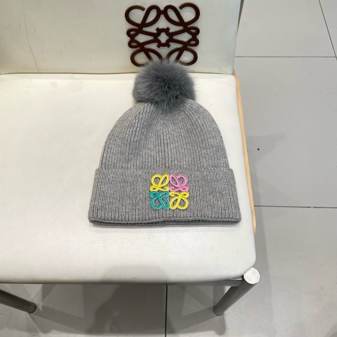 Вязаная шапка с лисьим мехом