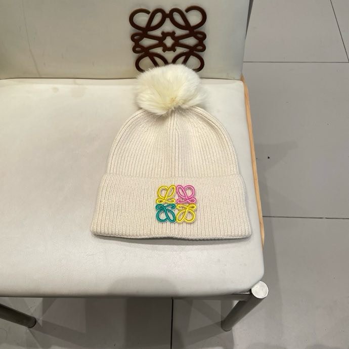 Вязаная шапка с лисьим мехом