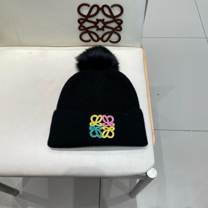 Вязаная шапка с лисьим мехом