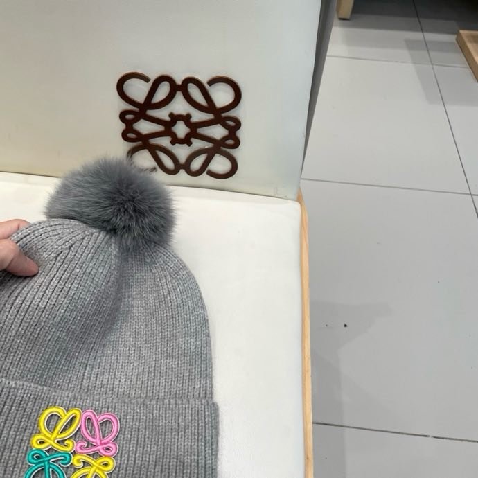 Вязаная шапка с лисьим мехом фото 3