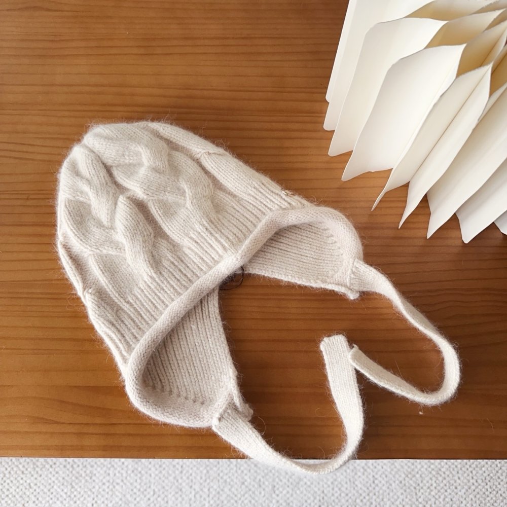 В'язана вовняна шапка