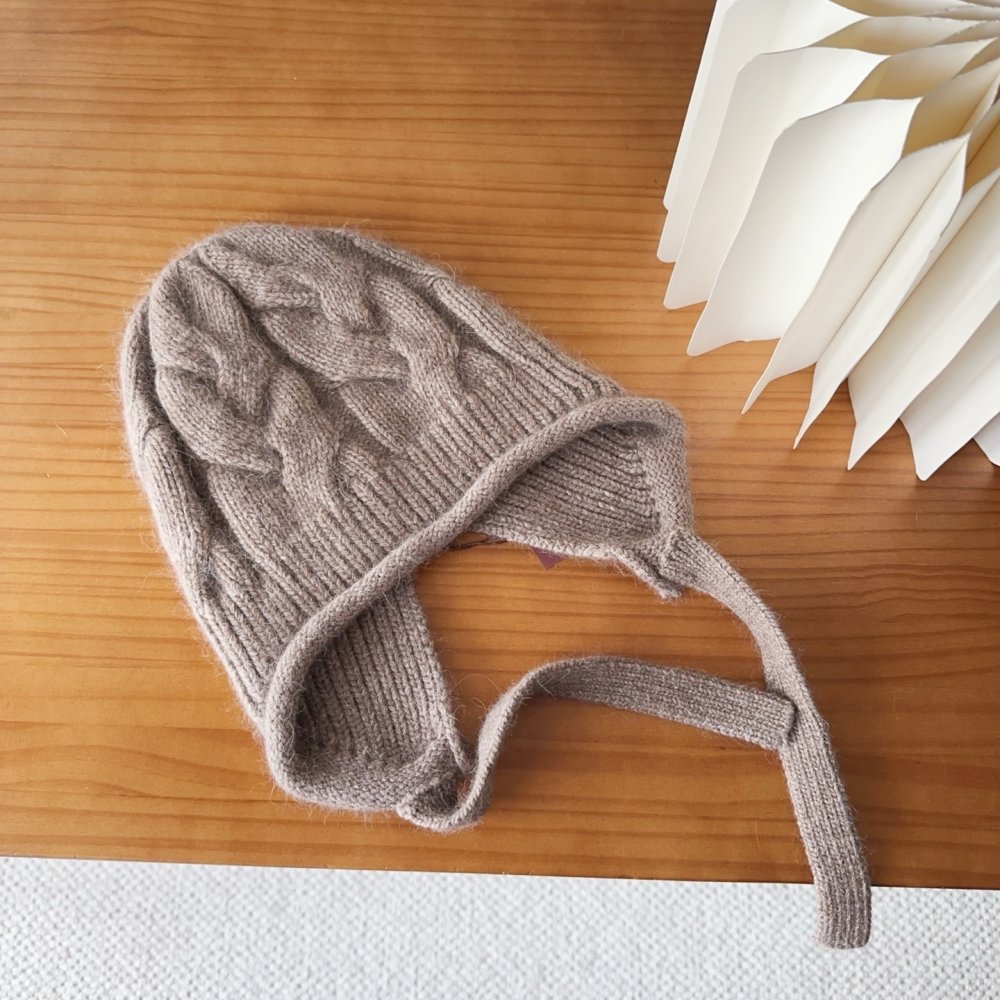 В'язана вовняна шапка