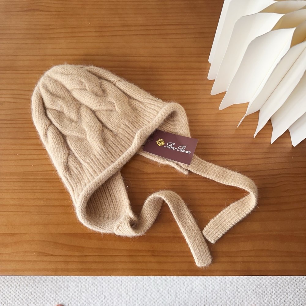 В'язана вовняна шапка