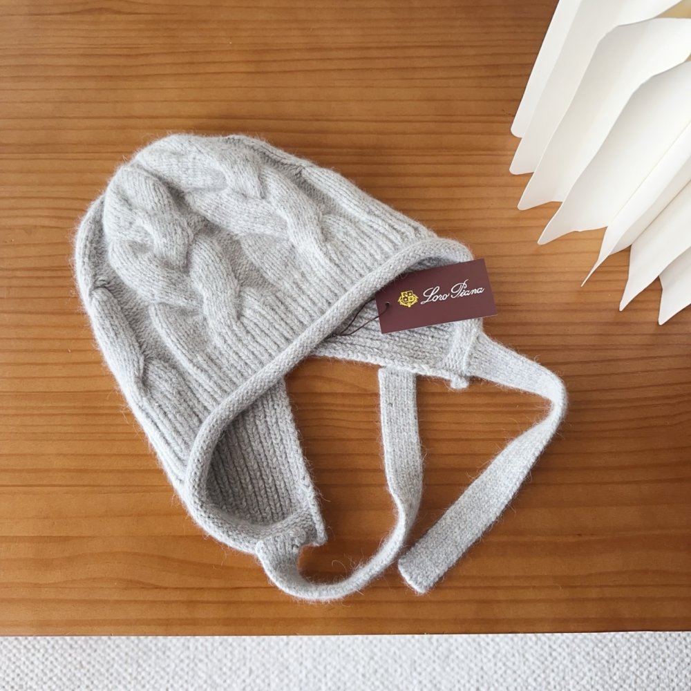 В'язана вовняна шапка