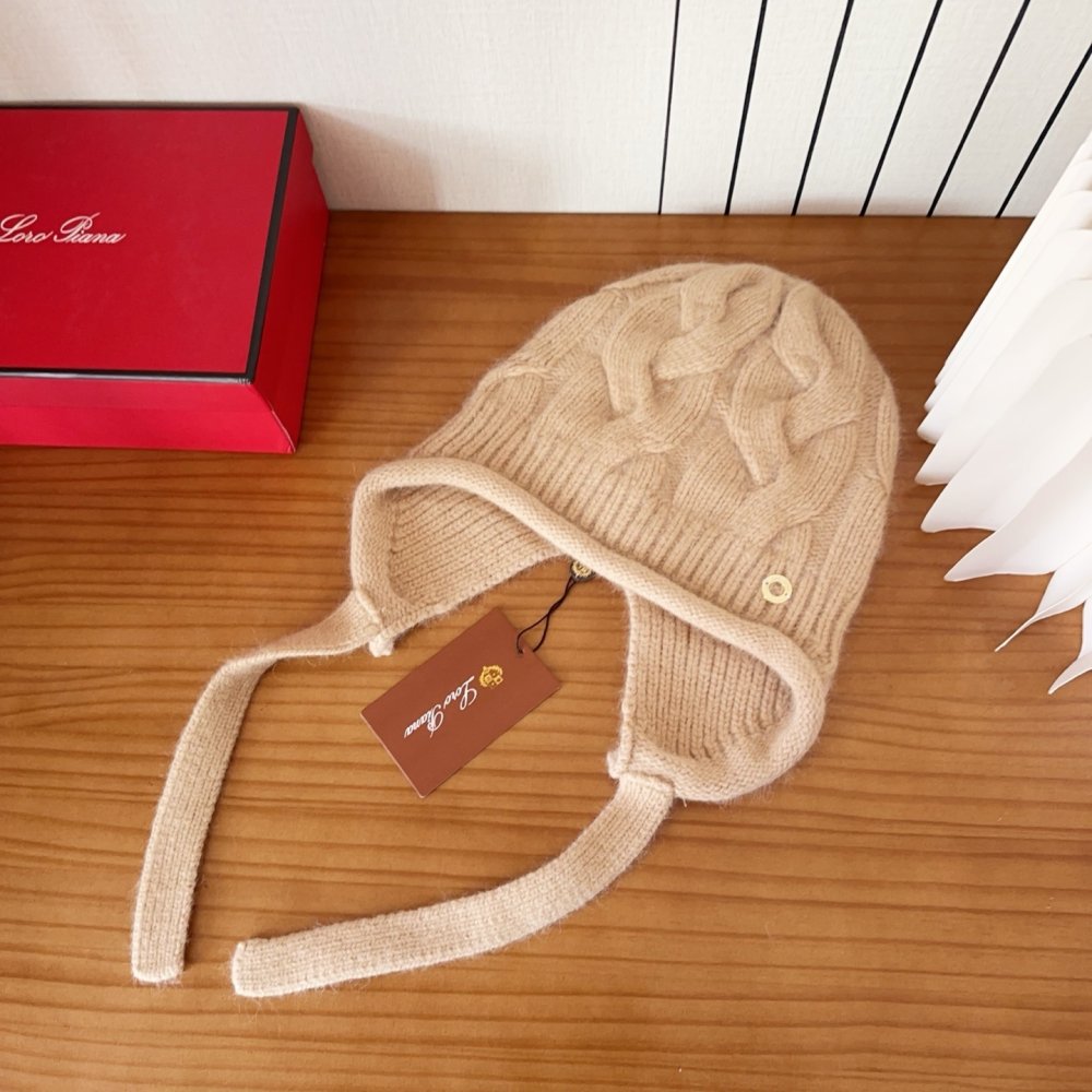 В'язана вовняна шапка