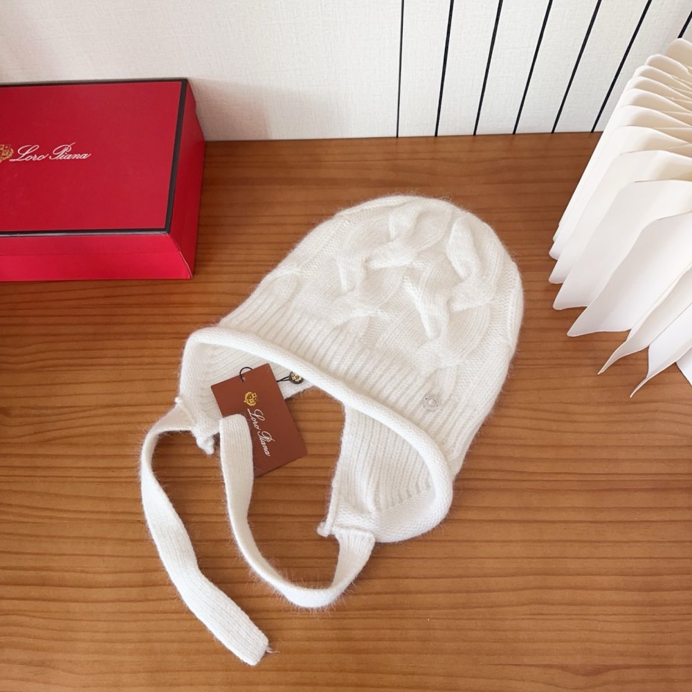 Вязаная шерстяная шапка