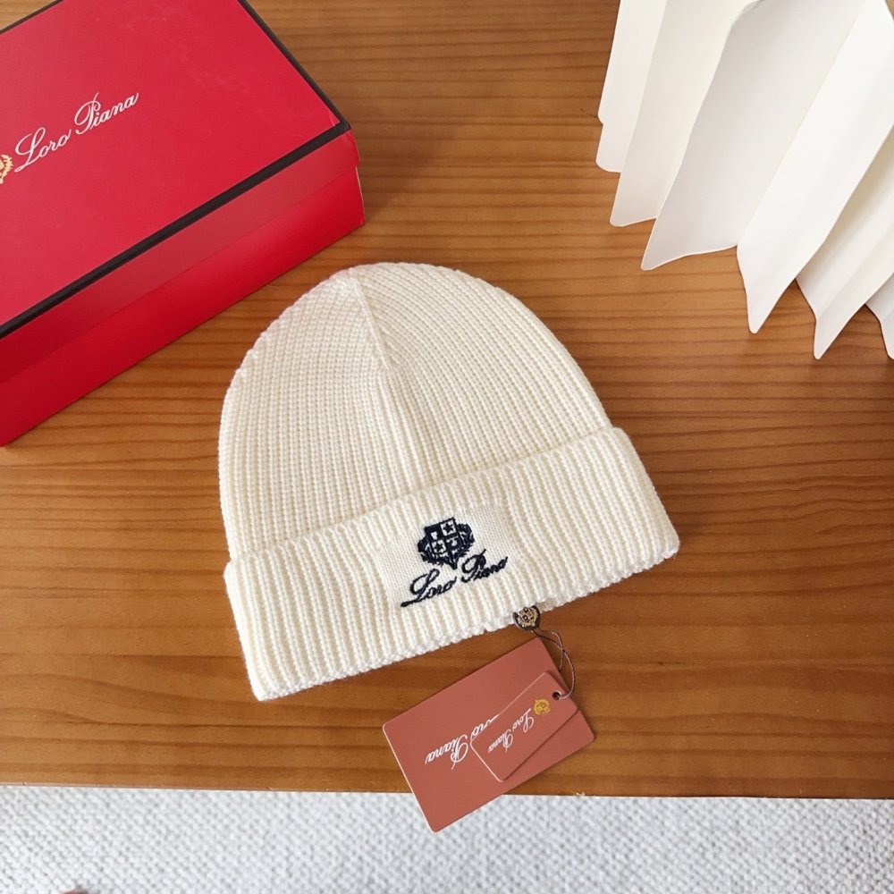 В'язана вовняна шапка