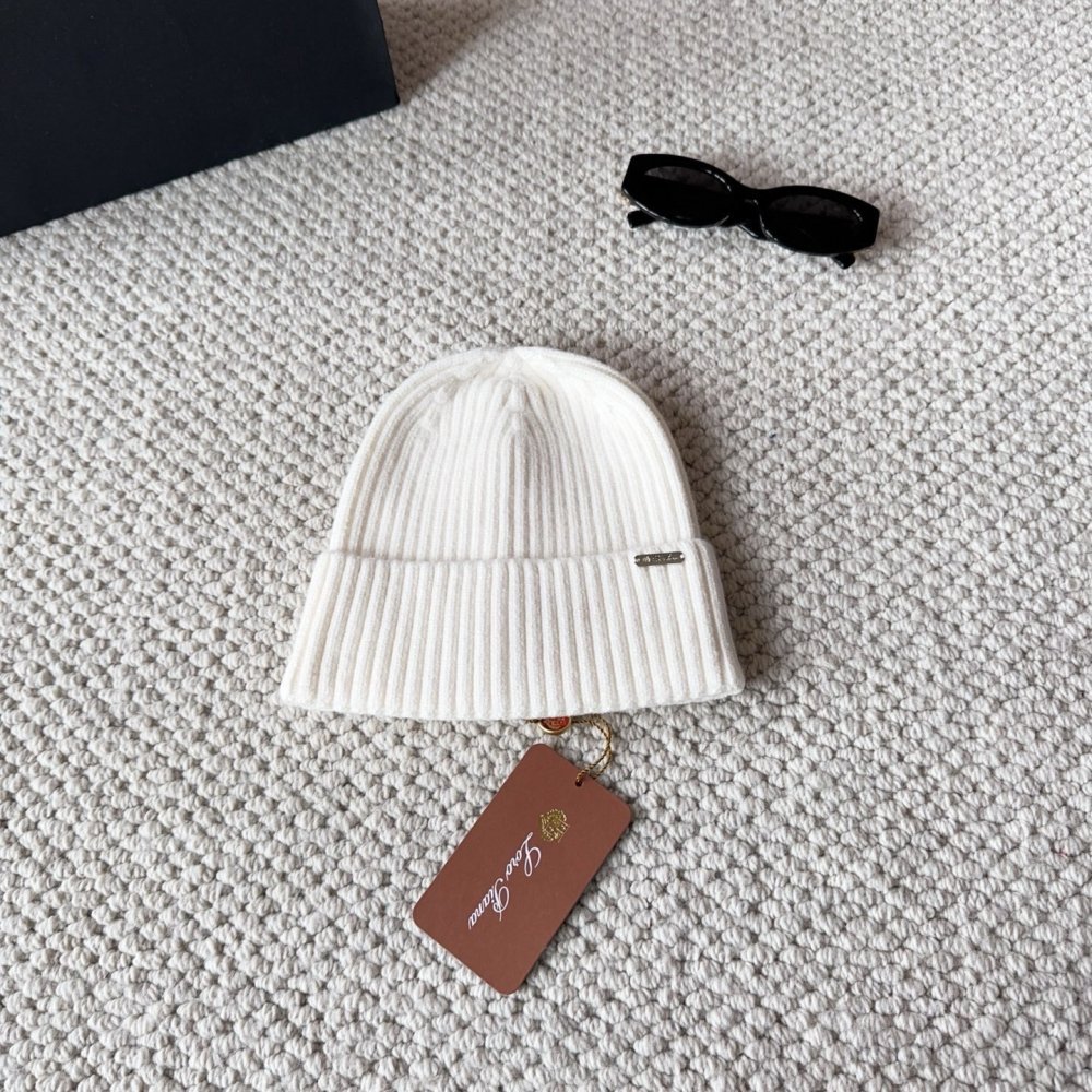 В'язана вовняна шапка