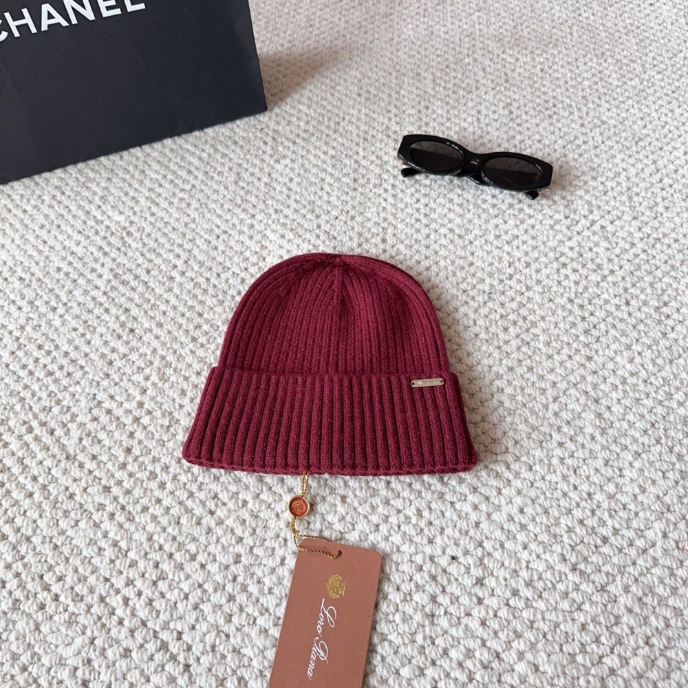 В'язана вовняна шапка