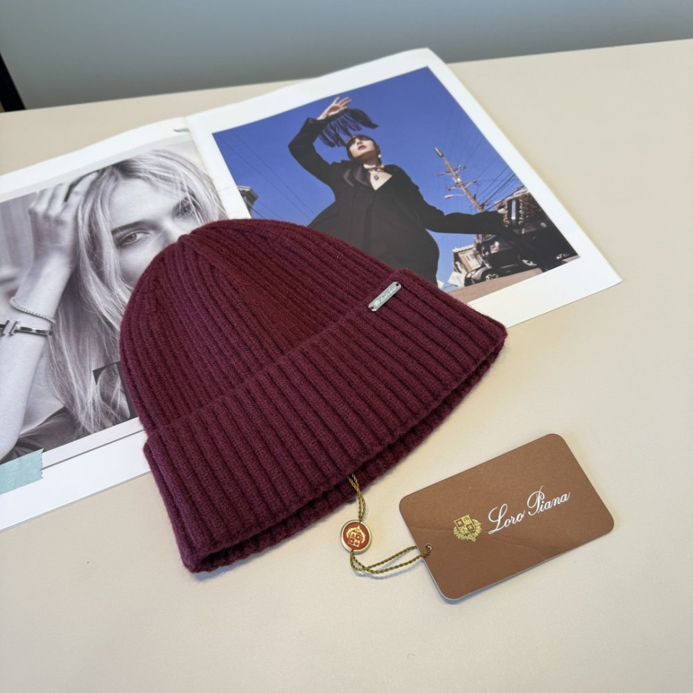 В'язана вовняна шапка