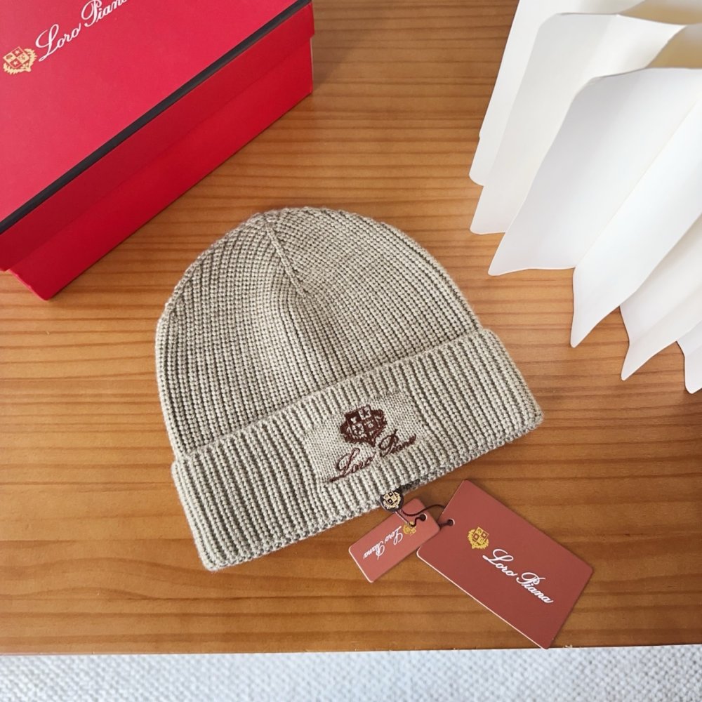 В'язана вовняна шапка