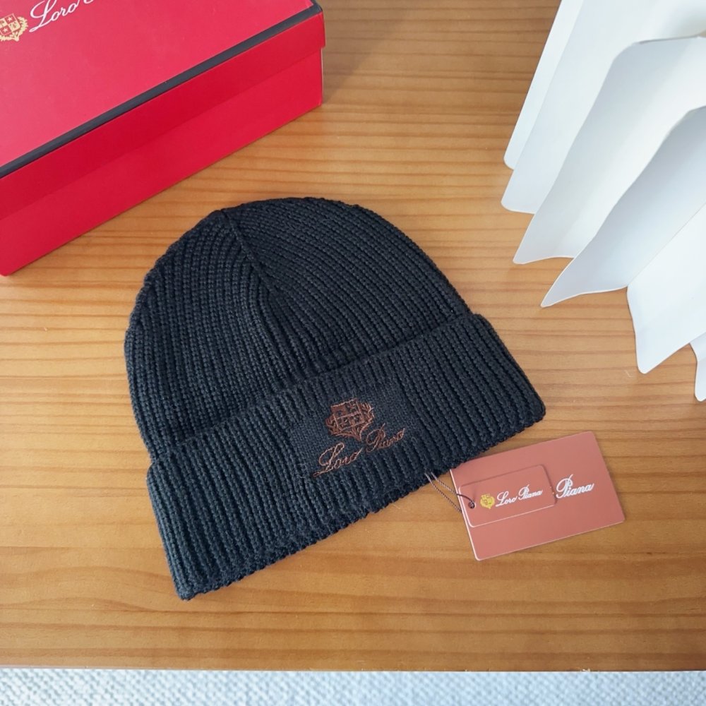 В'язана вовняна шапка