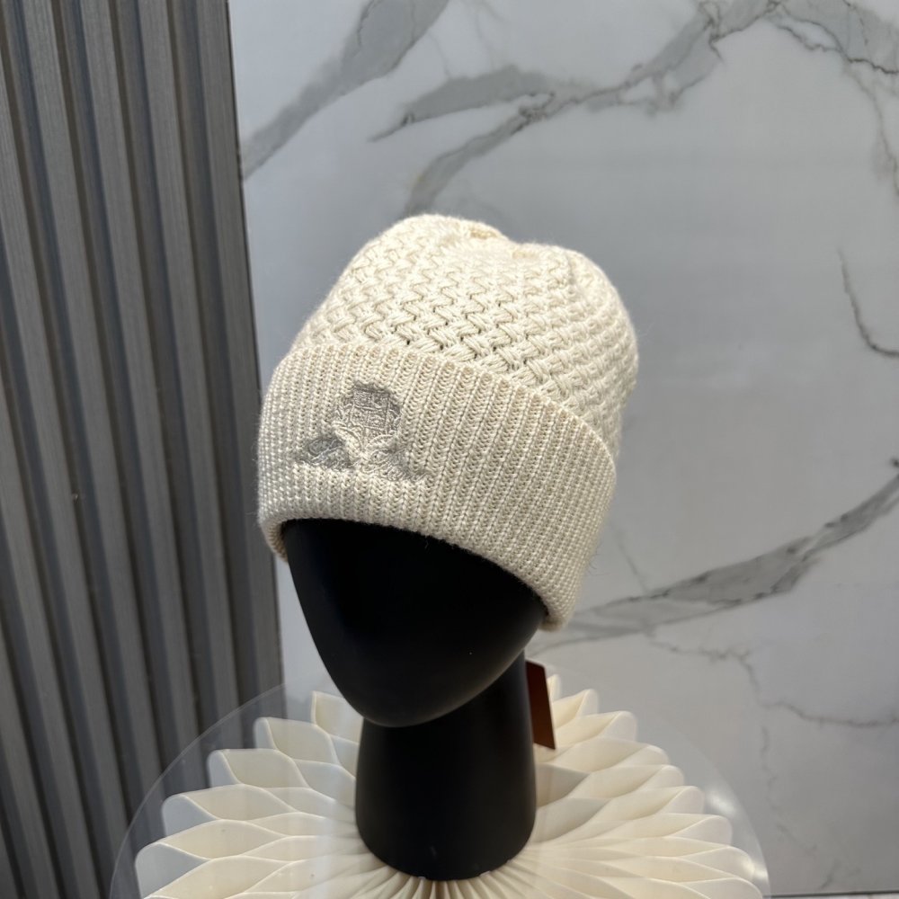 В'язана вовняна шапка