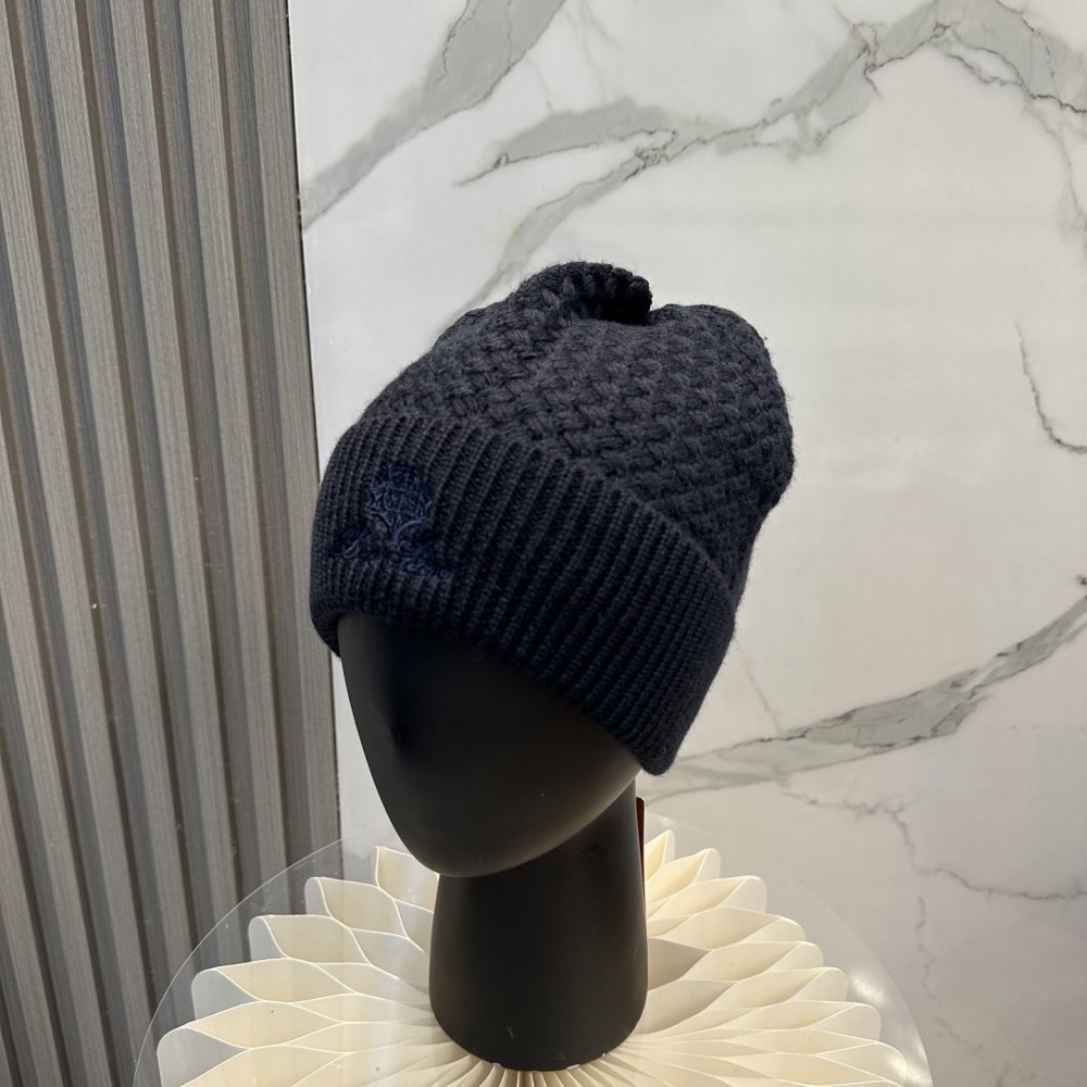 В'язана вовняна шапка