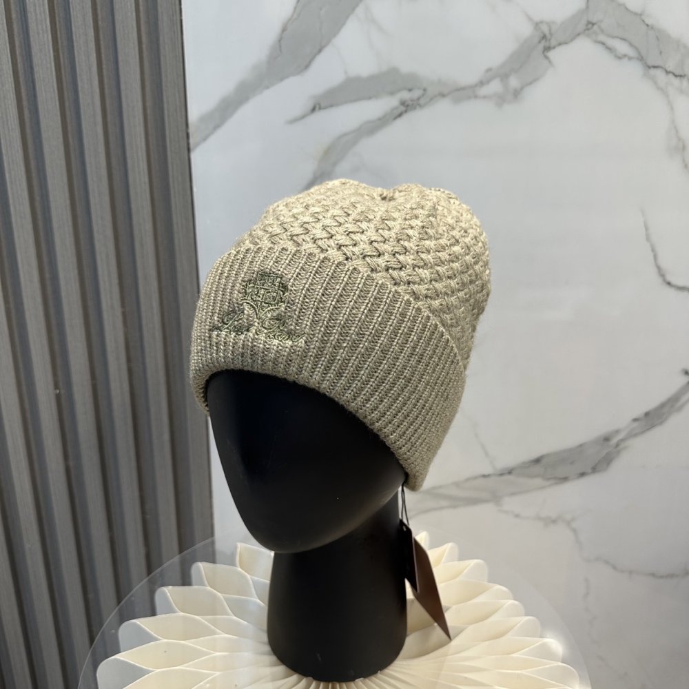 В'язана вовняна шапка