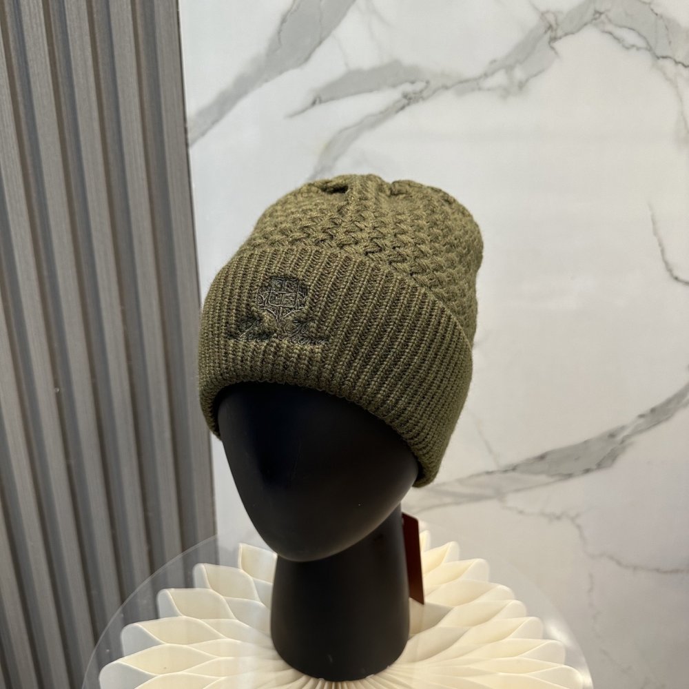 В'язана вовняна шапка