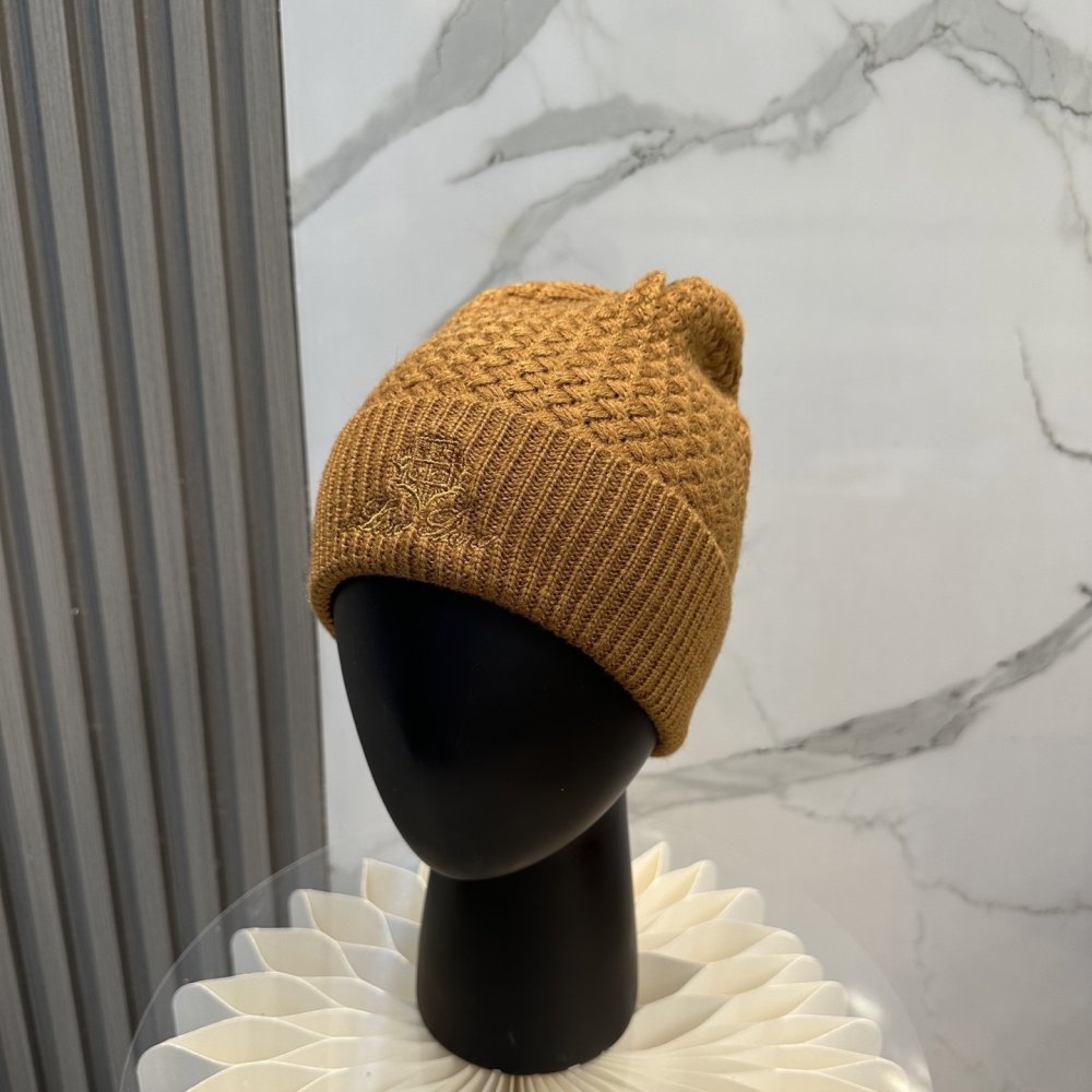 В'язана вовняна шапка