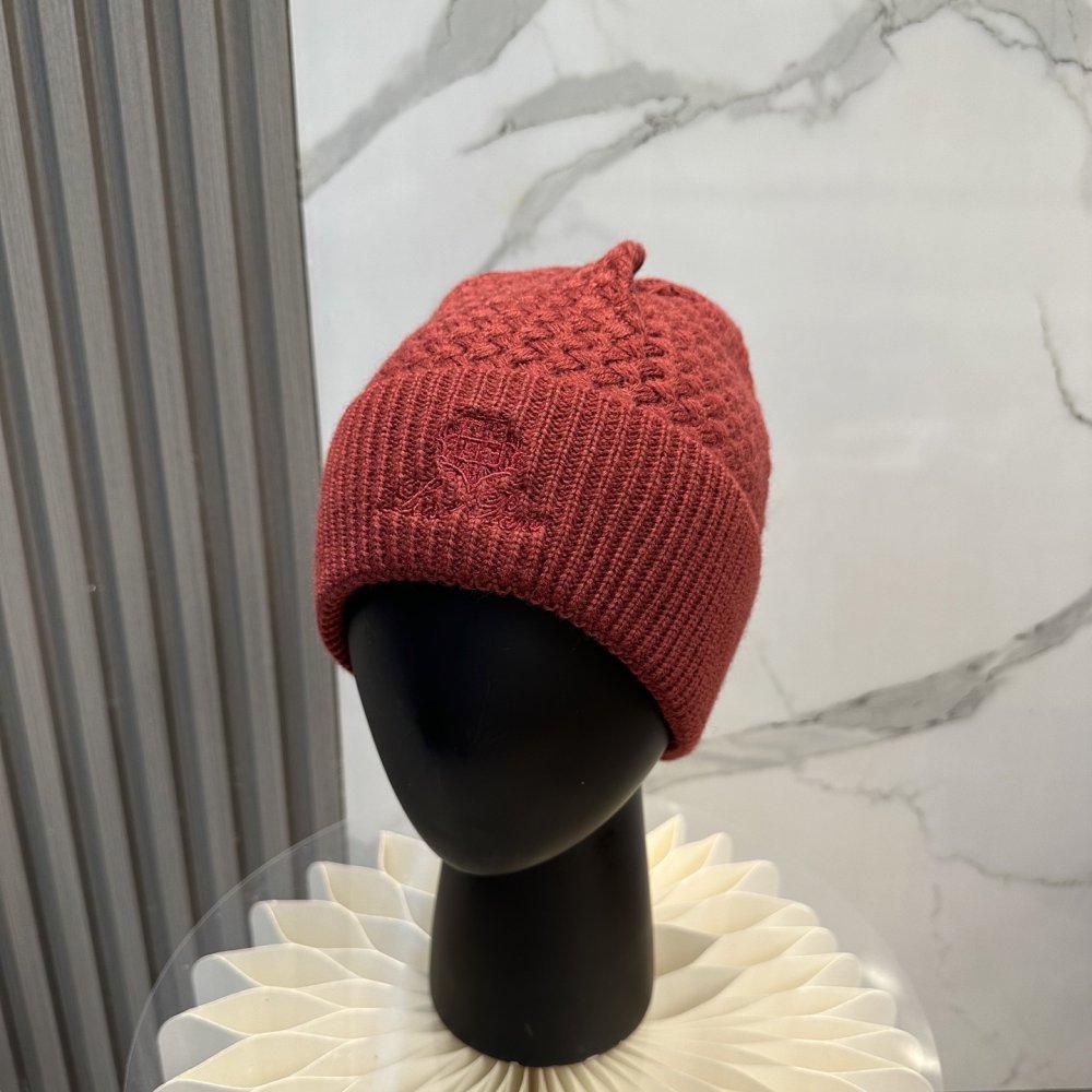 В'язана вовняна шапка