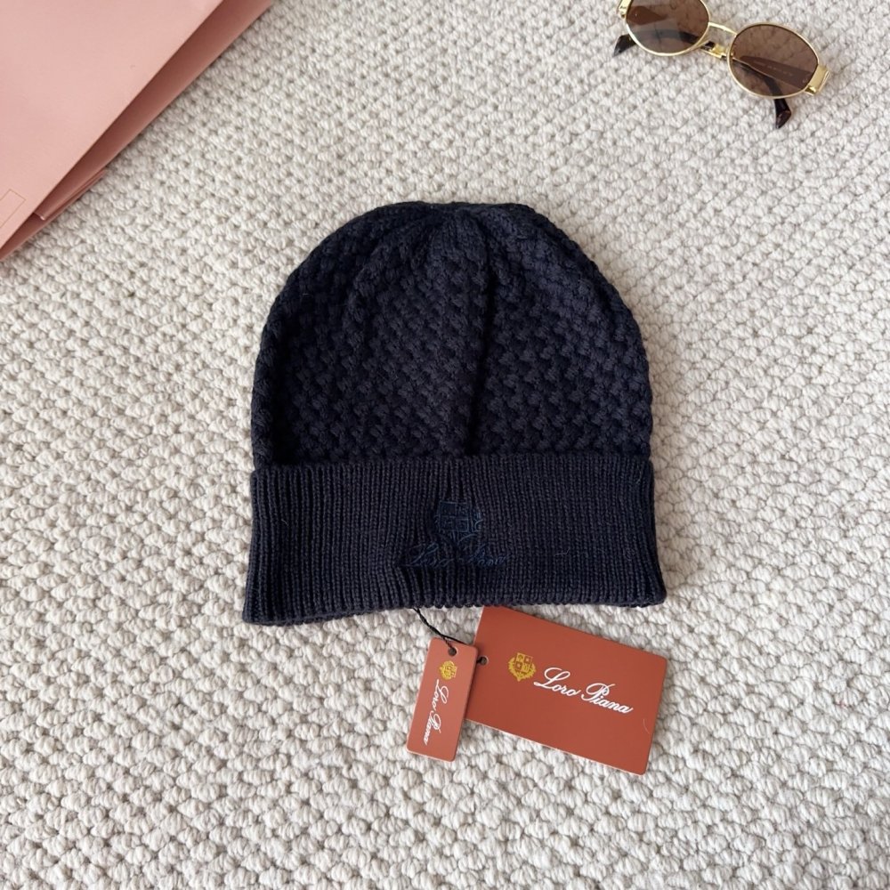 В'язана вовняна шапка