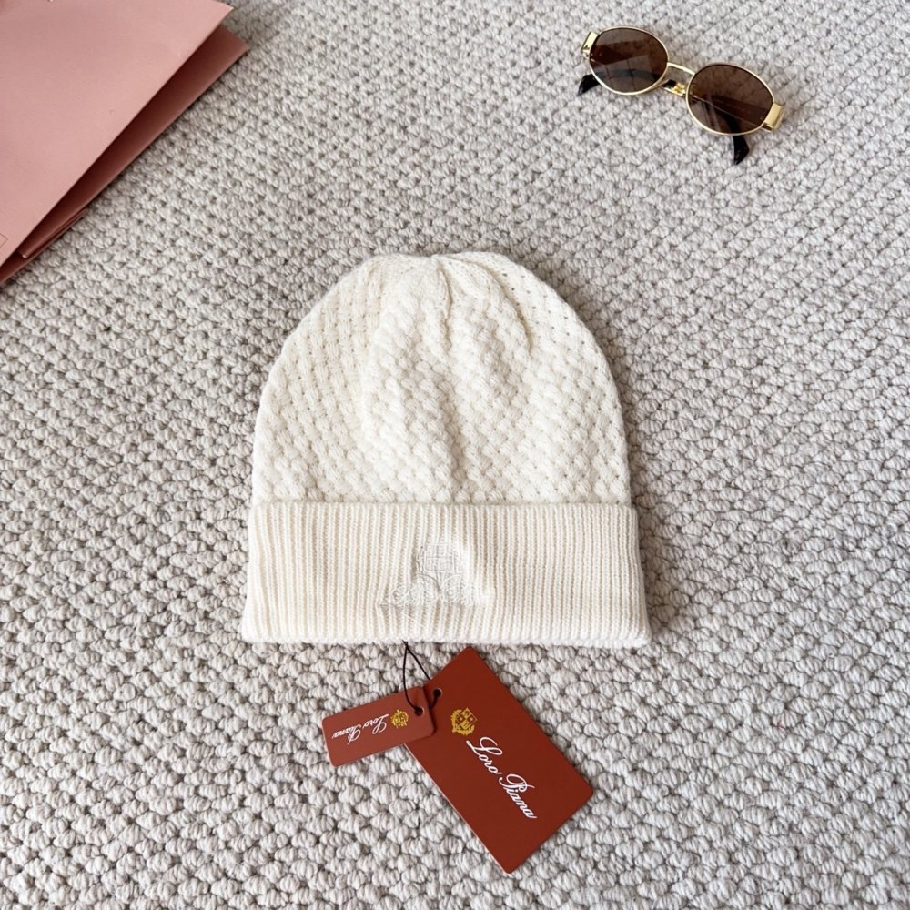 В'язана вовняна шапка