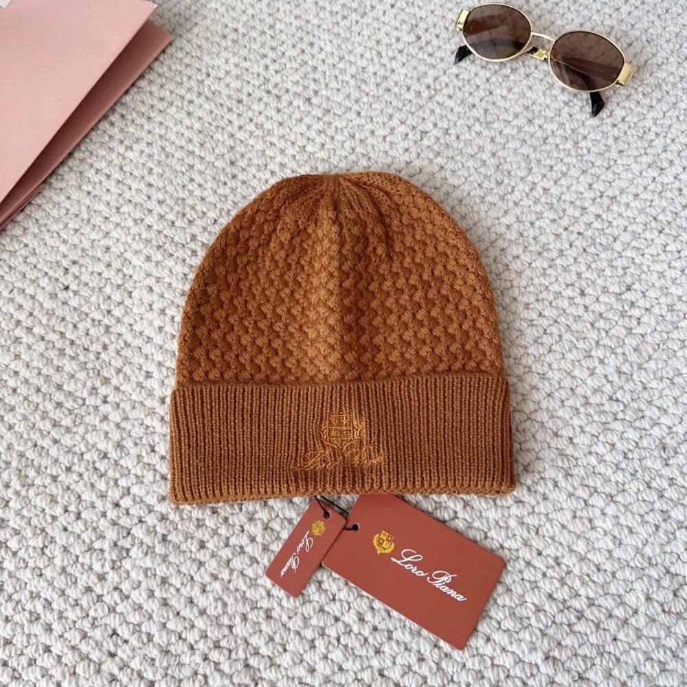 В'язана вовняна шапка