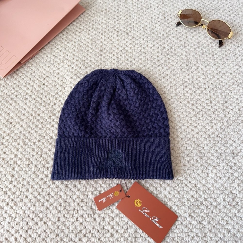 В'язана вовняна шапка