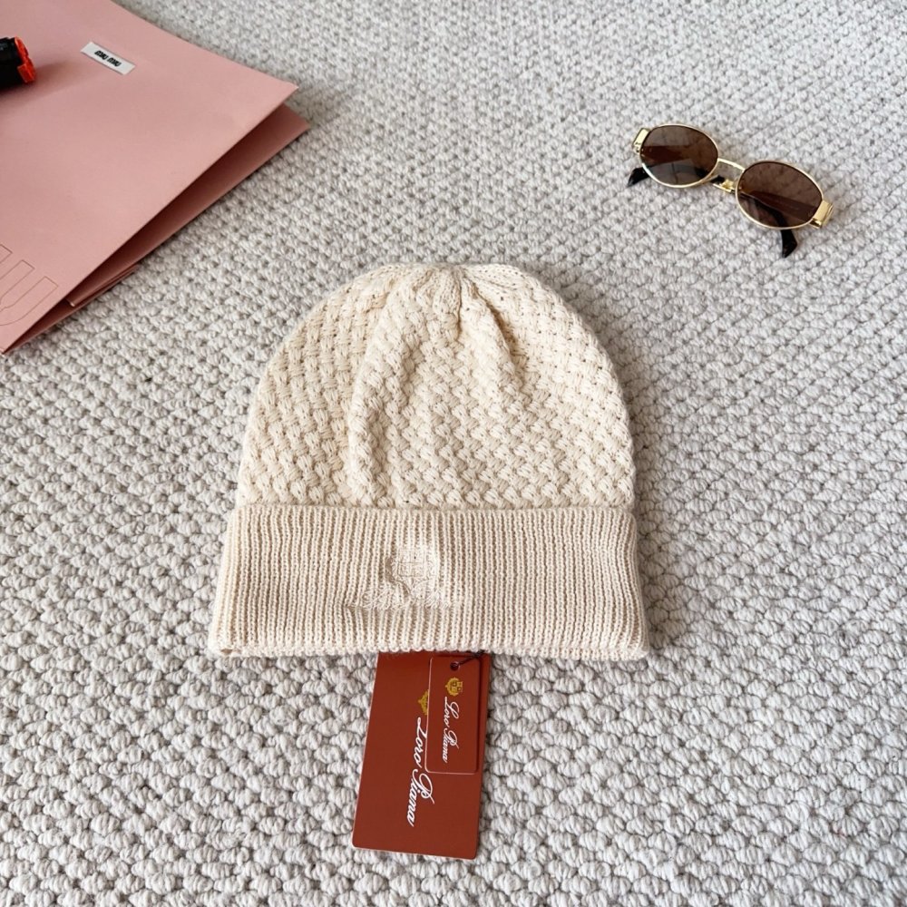 В'язана вовняна шапка