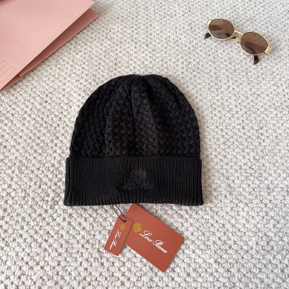 В'язана вовняна шапка